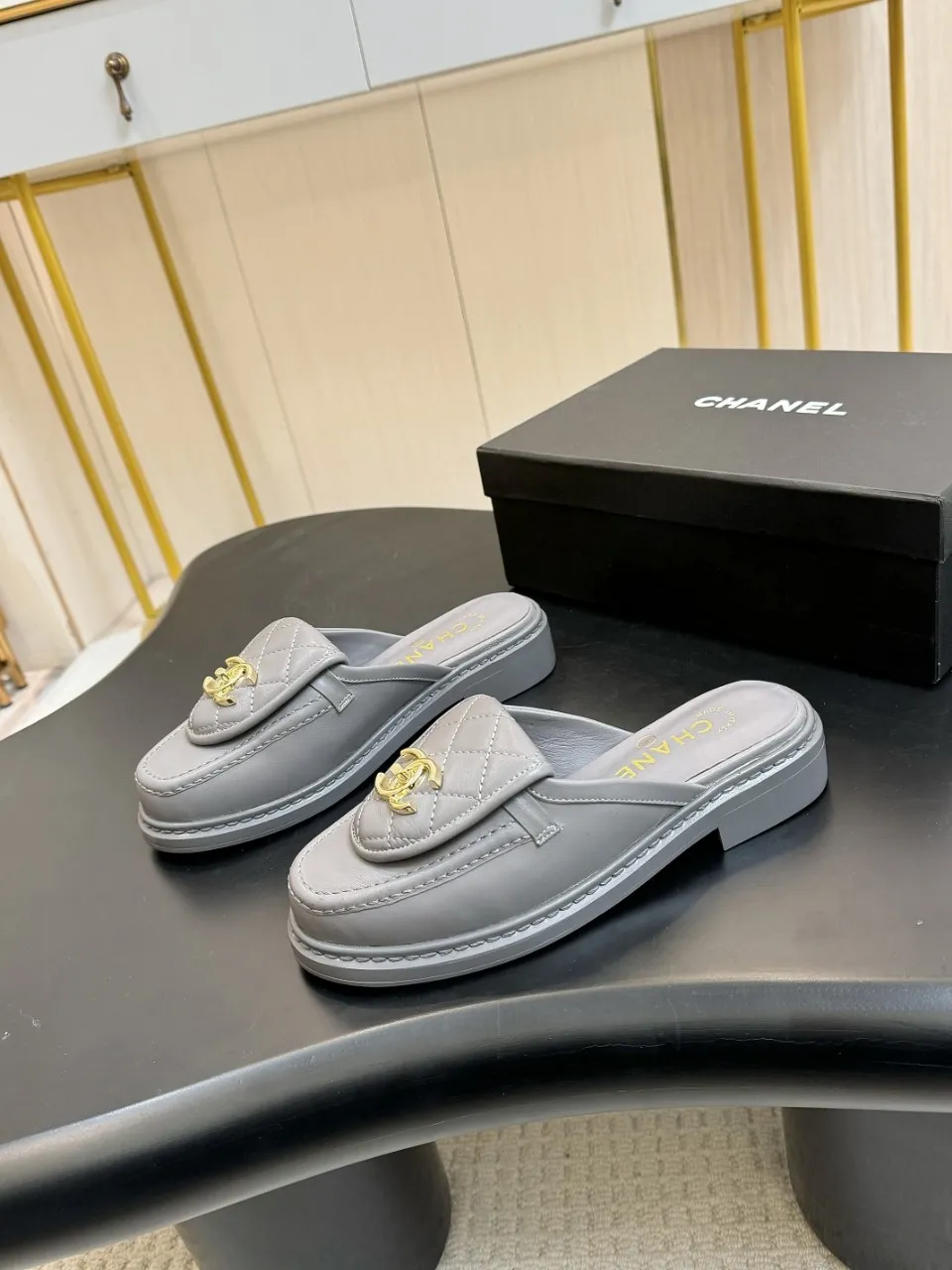 👟👟Ex-factory price 560👟👟 🔥🔥🔥Xiaoxiang official website synchronizes the high version of CHANEL 2025 Chanel top buckle exposed heel shoes, a must-have hot style for early spring, the goddess series, with the elegant and ladylike temperament of the fragrance family, super durable, irresistible, and exciting... ▪️The upper is imported sheepskin ▪️Inside imported sheep lining (same as the original) ▪️Original model opening, genuine leather outsole🇮🇹 ▪️Standard code 35- 41 42 Customized, non-returnable